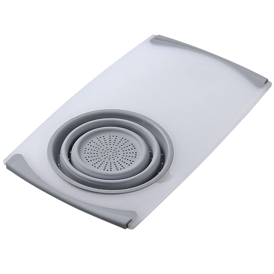 Planche à découper multifonction avec panier de filtration pliable pour une préparation de repas pratique et organisée.