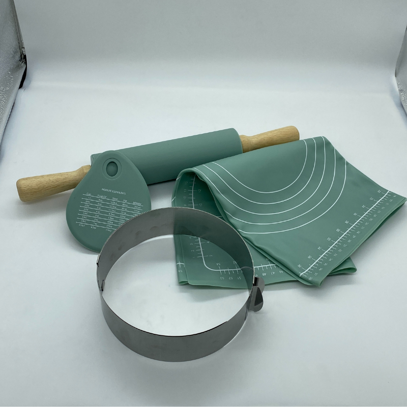 Pack d'ustensiles pour la préparation des pâtisseries de l'Aïd – Tapis, rouleau, découpeur, et moule à gâteau en inox.