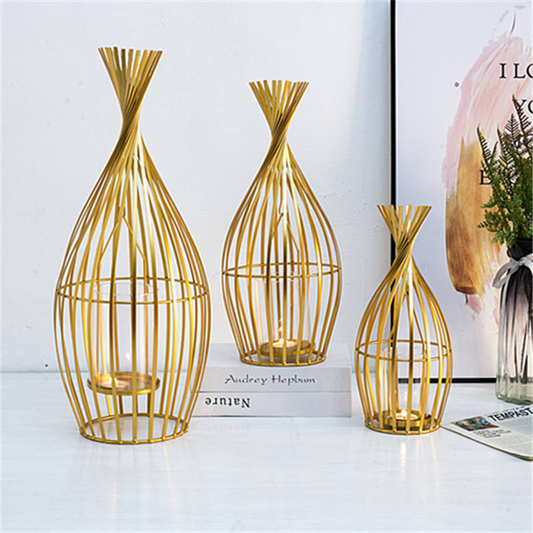 Porte-bougies en or moderne avec design géométrique, ajoutant une touche de luxe et d'élégance à votre espace. Idéal pour créer une ambiance raffinée et sophistiquée.